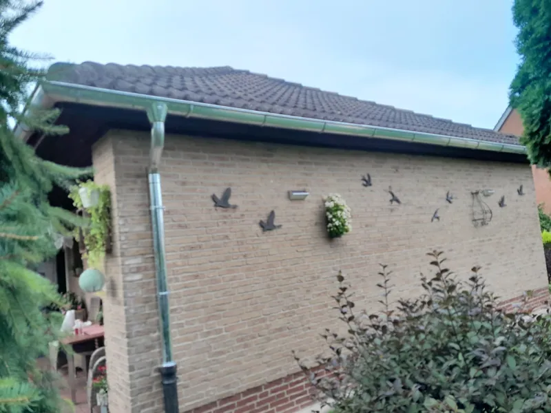 Garage mit neuer Dachrinne und neuem Fallrohr an der Giebelseite